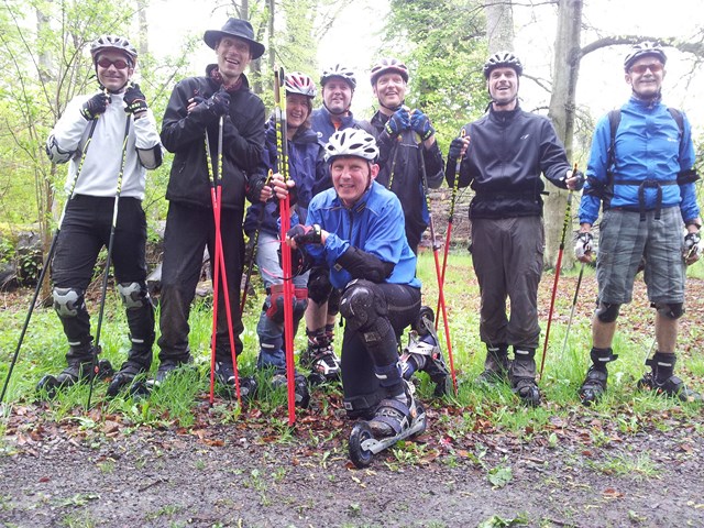 Im Wald bei Regen und bester Laune mit dem Aufbaukurs