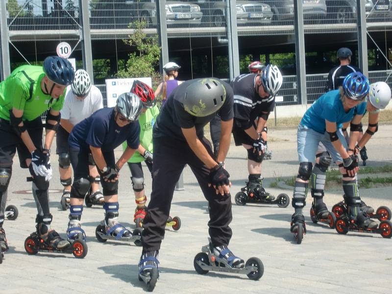 Cross-Inliner-Skikes-geniale Übung: Fahren mit beiden Skikes auf dem Boden