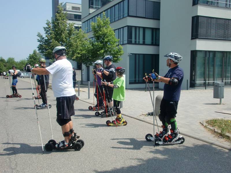 Cross-Inliner-Skikes-Kleinfinger-Technik an den Stöcken