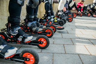 Skiker nach dem Anpassen der Skikes vor dem ersten Abheben