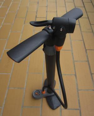 Luftpumpe für die Autoventile der Skikes