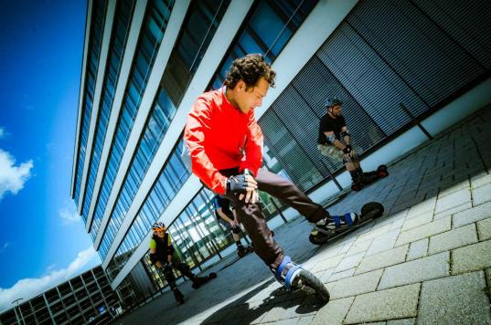 Übung-Fahren-mit-beiden-Skikes-auf-dem-Boden