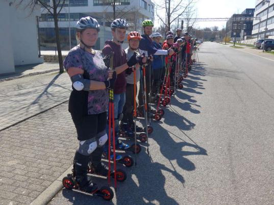 Ein-Skikekurs-viele-glückliche-Skiker